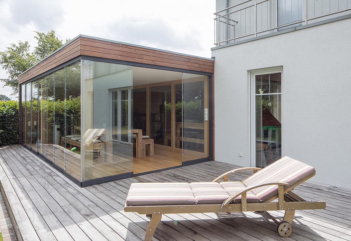 Terrassenüberdachung aus Alu mit Markise: Flexibler Schutz vor Sonne und Regen