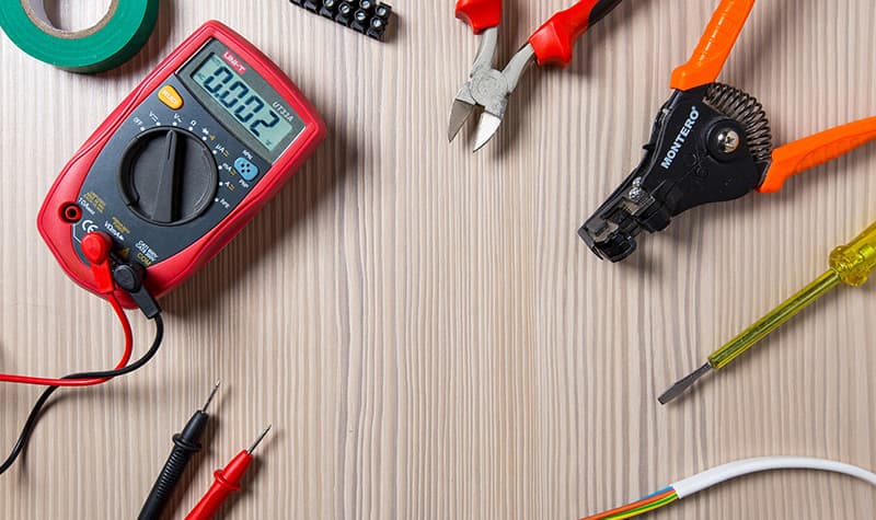 Welche Unternehmen sind zur Prüfung ortsfester elektrischer Anlagen verpflichtet?
