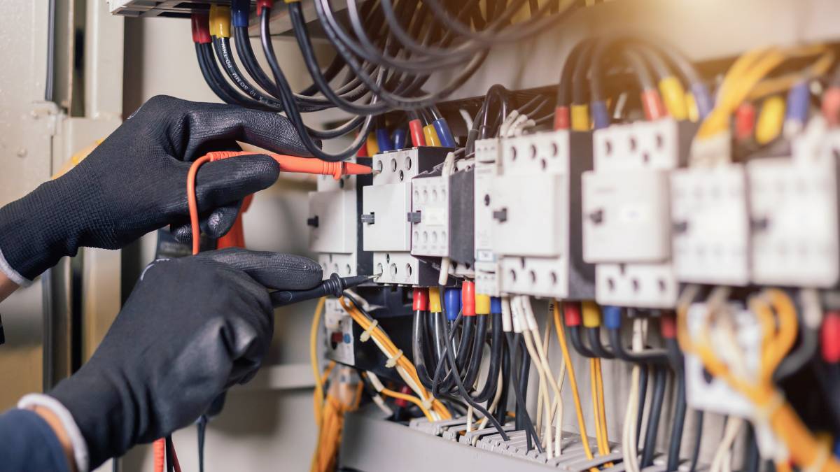Welche Unternehmen sind zur Prüfung ortsfester elektrischer Anlagen verpflichtet?