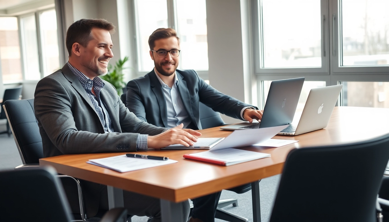 Headhunter führt professionelles Interview mit Kandidat im Büro.